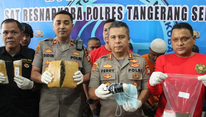 Kapolres Tangsel AKBP Ferdy Irawan didampingi Wakapolres Kompol Didik Putra Kuncoro saat menunjukan narkotika jenis sabu yang disimpan di kemaluan pelaku asal Tahiland. (anton)
