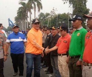 Walikota Jakpus, Bayu Meghantara bersama Kadis SDA DKI Jakarta, Juaini Yusuf tengah memeriksa personil yang ikut apel siaga banjir. (tarta)
