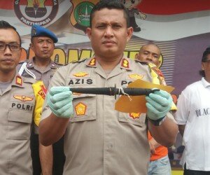 Kapolresta Depok AKBP Azis Andriansyah didampingi Kapolsek Cimanggis AKP Bagus Panuntun menangkap pelaku pembunuhan dan alat bukti senjata tajam pisau disita. (Angga)