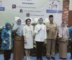 Wali Kota Tangsel Airin Rachmi Diany saat memberikan arahan kepada ribuan kader kesehatan terhadap penyakit stunting. (anton)