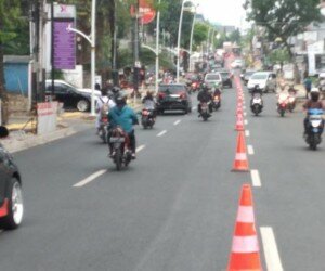Sepanjang jalan Kemang Raya dipasang pembatas jalan. (wandi)