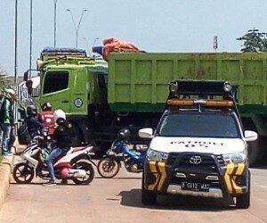 Salah satu truk bertonase besar yang sempat menabrak pengendara sepeda motor di kawasan Pondok Aren beberapa waktu lalu. (anton)