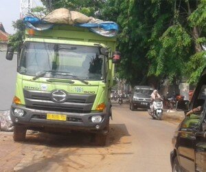 Warga keluhkan ceceran tanah dari truk proyek perumahan di kawasan Semanan, Kalideres, Jakbar. (rachmi)