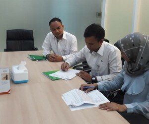 Pelaku usaha yang menunggak iuran membuat komitmen bersama petugas pemeriksa BP Jamsostek KCP Cengkareng dalam penyelesaian tunggakan iuran.(Ist)