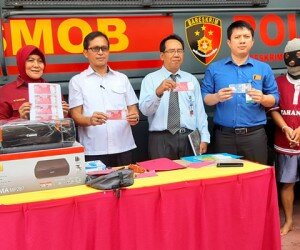 Tersangka pembuah uang palsu (wajah bertopeng) dalam rilis di Polda Lampung. (koesma)