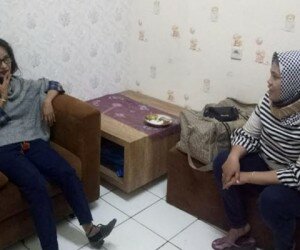 Polwan (berkerudung) mengajak bicara wanita yang ditemukan linglung di Depok.