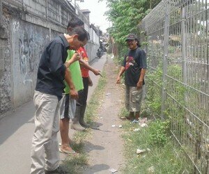 Warga RW 06 Kelurahan Semanan, Jakbar mendesak pihak terkait membangun saluran air di RT 02, 03 dan 07 untuk mengatasi banjir saat hujan deras. (Rachmi)