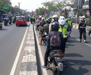 Operasi zebra jaring ratusan pemotor di Margonda, Depok.(angga)