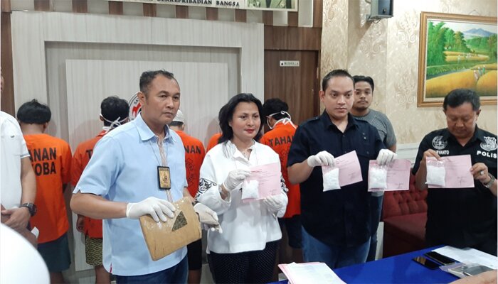 Satnarkoba Polres Jaksel Menunjukkan Barang Bukti narkoba.(adji)