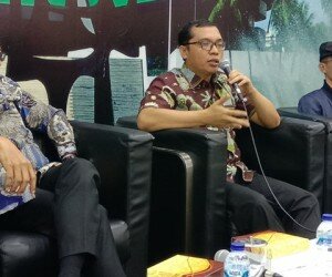 Sekretaris Fraksi PPP Achmad Baidowi bersama anggota DPR RI (F-NasDem) Syarief Abdullah Alkadrie, dan Direktur Eksekutif Indonesia Political Review (IPR), Ujang Komarudin. (rizal)