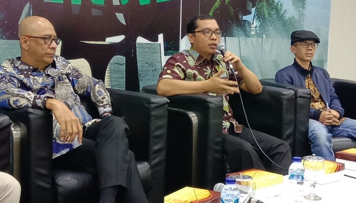 Sekretaris Fraksi PPP Achmad Baidowi bersama anggota DPR RI (F-NasDem) Syarief Abdullah Alkadrie, dan Direktur Eksekutif Indonesia Political Review (IPR), Ujang Komarudin. (rizal)