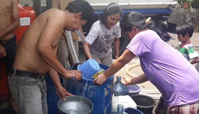 warga Munjul, Cipayung, yang sedang mengantri air bersih. (Ifand)