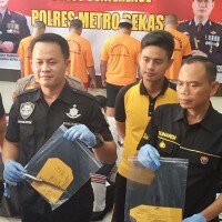Kasat Reskrim Polrestro Bekasi AKBP Rizal Marito saat menunjukkan barang bukti pengeroyokan oleh para pelaku.(lina)