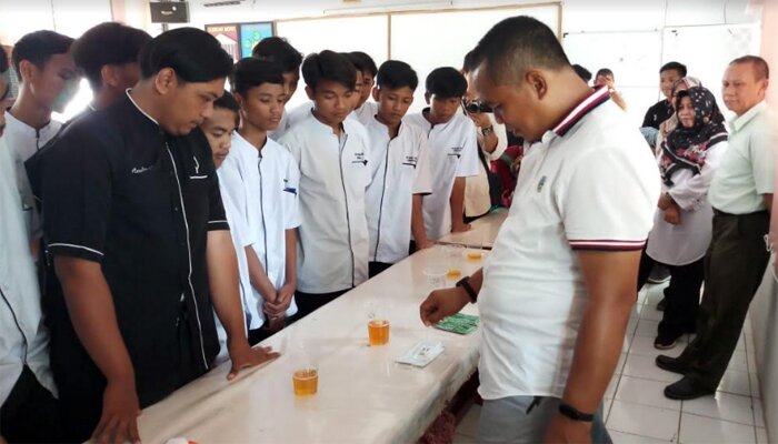 Kasatresnarkoba Polres Purwakarta AKP Heri Nurcahyo mengenalkan metode tes urine ke para siswa SMAN 1 Sukatani pada sesi sosialisasi P4GN, Rabu (27/11/2019). (dadan)