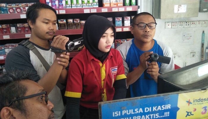 Karyawati alfamart saat menunjukkan rekaman CCTV pelaku perampokan.(haryono)