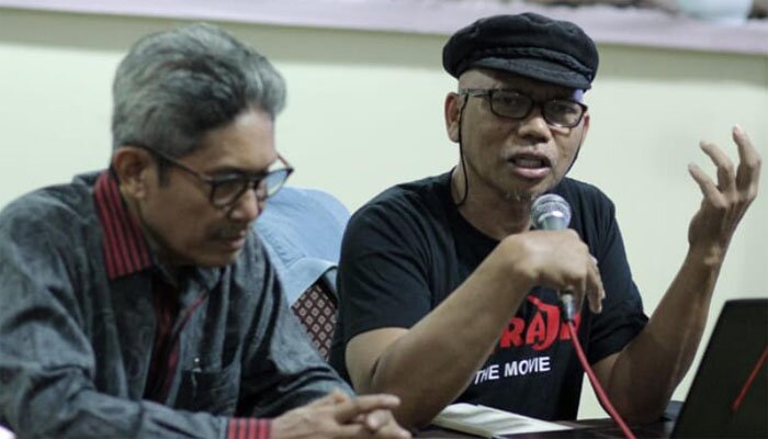 Sutradara Shaifuddin Bahrum (bertopi) pembesut film Ati Raja.(ist)