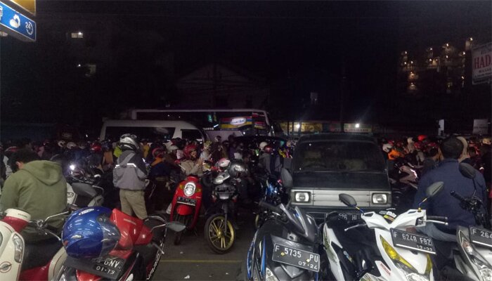 Ambulance pembawa jenasah terhambat kemacetan di Puncak, Bogor.(yopi)