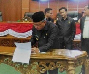 Wali Kota Depok Muhammad Idris didampingi Ketua DPRD Yusuf Syahputra usai rapat Paripurna di DPRD Depok. (anton)