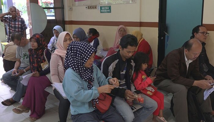 Warga sedang antri untuk mendapatkan pelayanan kesehatan. (wandi)