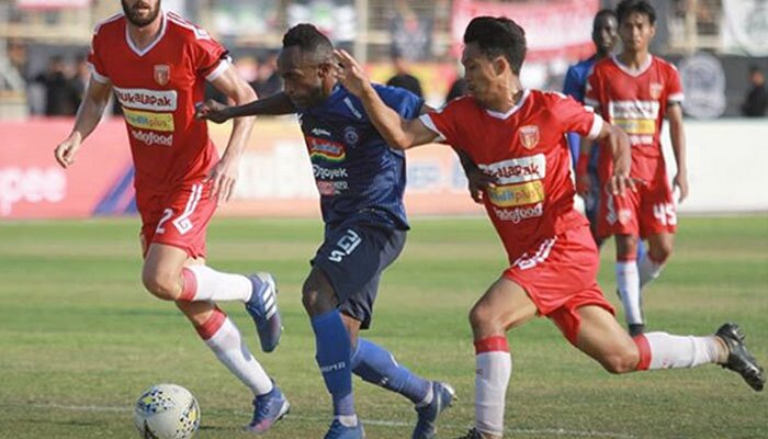 Pemain Arema dikawal dua pemain Badak Lampung, dalam laga di Stadion Sumpah Pemuda Lampung.