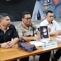 Kabid Humas Polda Metro Jaya Kombes Argo Yuwono menunjukkan foto bandar narkoba yang ditembak mati