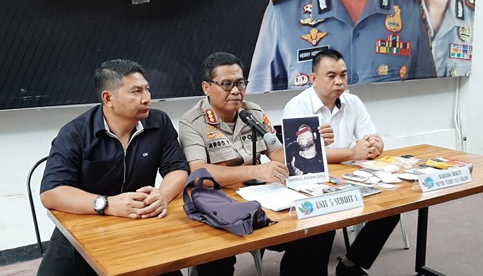 Kabid Humas Polda Metro Jaya Kombes Argo Yuwono menunjukkan foto bandar narkoba yang ditembak mati