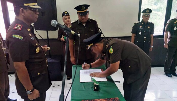 Kajari Depok Yudi Triadi saat sertijab Kasie Pidum Depok dari Priatmaji Datuning Prawiro kepada Arief Syafriyanto. (anton)