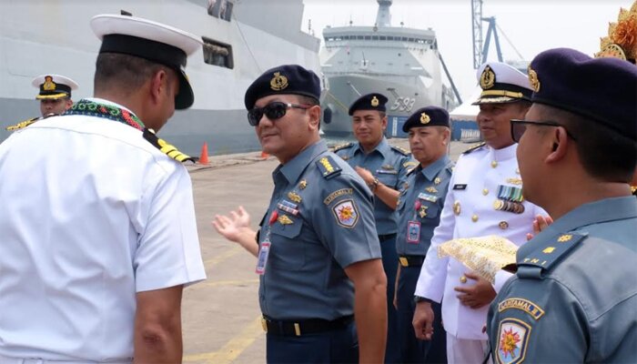 Asisten Rencana dan Anggaran Danlantamal III Jakarta Kolonel Laut Dinand Tumpak Wiliams terima kapal perang Angkatan Laut India. (ist)