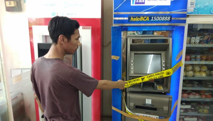 mesin ATM BCA yang dijebol kawanan maling.(haryono)