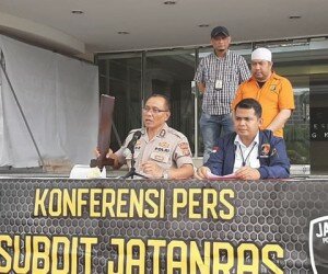 Kasubbid Penerangan Masyarakat Humas Polda Metro Jaya, AKBP I Gede Nyeneng, menunjukkan barangbukti sajam milik tersangka.