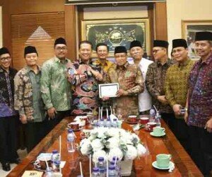 Ketua MPR Bambang Soesatyo dan para wakil ketua MPR saat bertemu pimpinan PBNU. (ist)