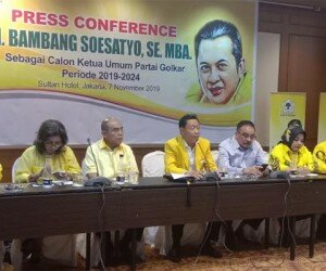 Ketua Tim sukses Bambang Soesatyo, Ahmadi Noor Siupit saat memaparkan masalah Munas Golkar. (rizal)