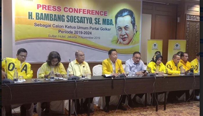 Ketua Tim sukses Bambang Soesatyo, Ahmadi Noor Siupit saat memaparkan masalah Munas Golkar. (rizal)