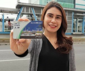 Warga menunjukkan JakCard. (ist)