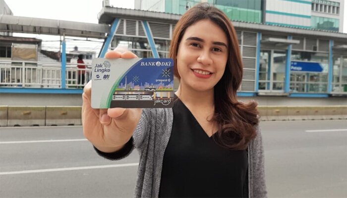 Warga menunjukkan JakCard. (ist)