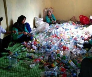 Suasana penimbangan sampah di Bank Sampah Flamboyan. (wandi)