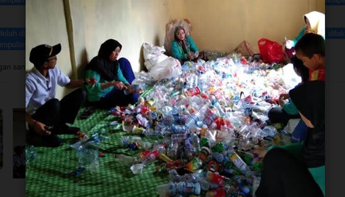 Suasana penimbangan sampah di Bank Sampah Flamboyan. (wandi)