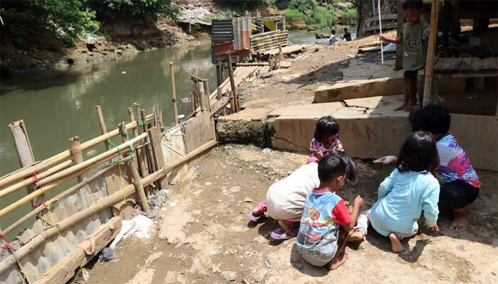 Amak-anak bermain di bantaran Ciliwung antaran Sungai Ciliwung, Kampung Tanah Rendah, Jakarta. (toga)