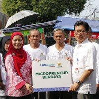 Para pedagang yang dapat bantuan dana dari Baznas. Tampak, anggota Baznas Emmy Hamidiyah serta Kepala Satuan Kerja Bisnis dan Komunikasi BCA Syariah, Yanto Tanaya. (johara)