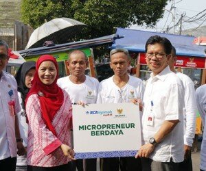 Para pedagang yang dapat bantuan dana dari Baznas. Tampak, anggota Baznas Emmy Hamidiyah serta Kepala Satuan Kerja Bisnis dan Komunikasi BCA Syariah, Yanto Tanaya. (johara)