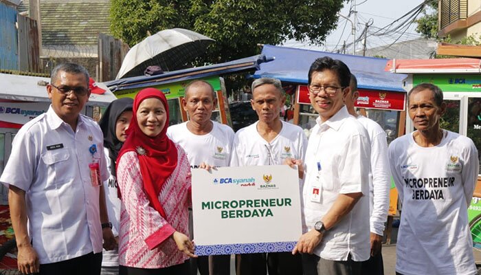 Para pedagang yang dapat bantuan dana dari Baznas. Tampak, anggota Baznas Emmy Hamidiyah serta Kepala Satuan Kerja Bisnis dan Komunikasi BCA Syariah, Yanto Tanaya. (johara)
