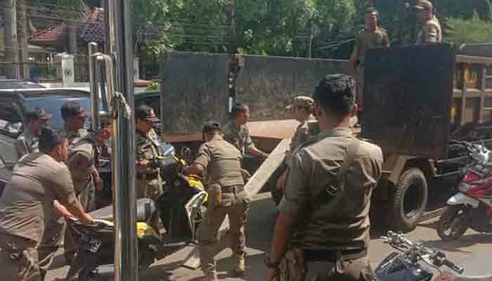 Sejumlah petugas Kejari Depok tengah menaikkan barang bukti ke mobil untuk dipindahkan ke kantor Kejari Depok yang lama di Jl. Raya Siliwangi. (anton)