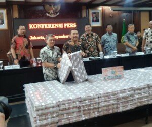 Jaksa Agung Burhanudin menunukkan barang bukti Rp477 miliar dari korupsi