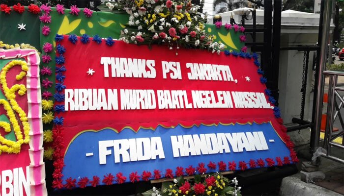 Karangan bunga yang ucapkan terima kasih PSI,ribuan murid batal ngelem.(yendhi)