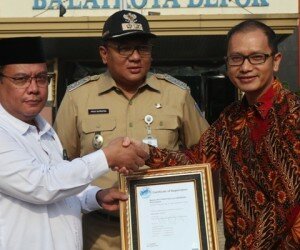 Wakil Wali Kota Depok Pradi Supriatna saat menyaksikan penyerahan penghargaan WQA Internasional Ais Pasific kepada Banzas Kota Depok. (anton)