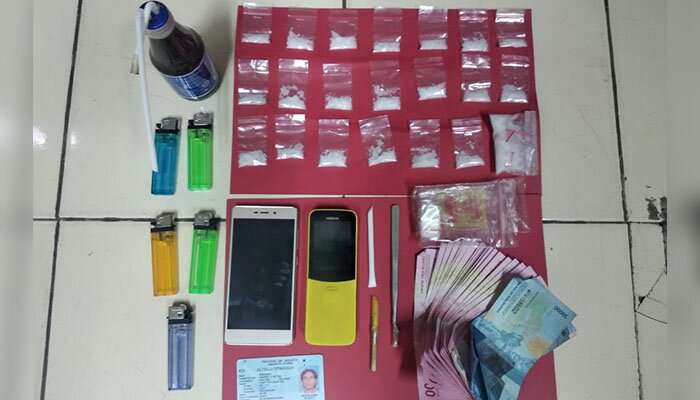 Barang bukti 21 paket sabu yang disita.