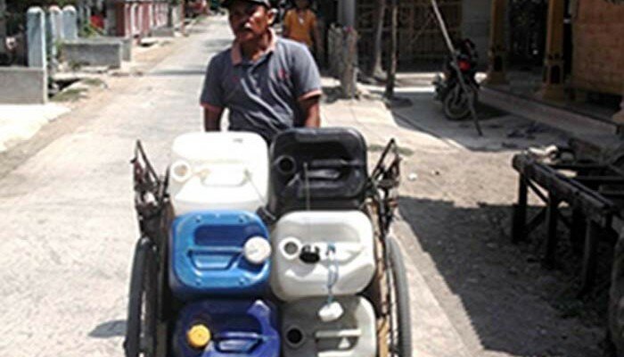 Seorang tukang becak di Desa Krangkeng nyambi berjualan air karena sangat dibutuhkan masyarakat. (taryani)