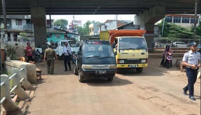 Penertiban di kolong tol Becakayu yang dilakukan petugas. (ifand)