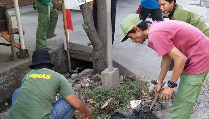 Kerja bakti massal warga Margamulya, Bekasi Utara.
