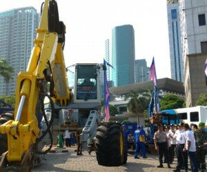 Menghadapi musim hujan, Pemko Jakbar mengadakan apel kesiapsiagaan bencana diikuti 850 personil gabungan. (Rachmi)